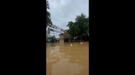 Kiwi traveller wades through chest-deep floodwater as Typhoon Bualoi tears through Vietnam