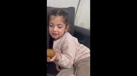 Girl loses tooth while biting kiwi in Buenos Aires