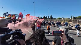 Protesters block Rome ring road with smoke flares