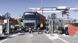Italy: Protesters Chain Themselves At Padua Cargo Terminal In Solidarity With Gaza