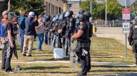 US: Standoff unfolds between anti-ICE demonstrators, law enforcement in Illinois