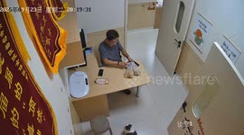 Cat accidentally stops vet from eating in Guangdong, China