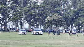 Helicopter emergency landing in Waikiki| Emergency landing with tourists in Waikiki in a public park|