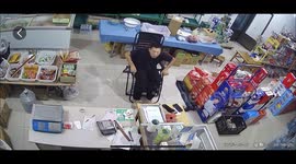 Barefoot man startled after stepping on mousetrap in Hebei, China