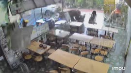 Tornado suddenly appeared and blew everything away in a cafe in Vietnam