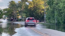 US: King Tides Cause Local Flooding in Hollywood Beach, FL