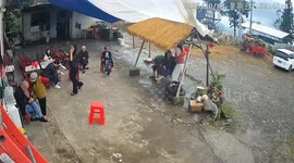 Swing collapses at hut stall causing people to fall in Hubei, China