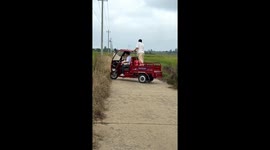 Tricycle accidentally reverses into grass field in Anhui, China