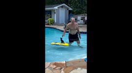 Kitten learns to swim with owner’s support in Tennessee, USA
