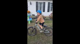 Toddler takes a tumble, rises like a champ—Bike crash clip racks up 56.6k views