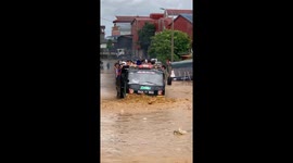Brave truck driver drives through floodwaters to rescue trapped secondary school students