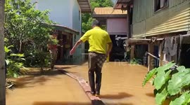 Government aid worker cheers up flood stricken residents by repeatedly falling from walkway