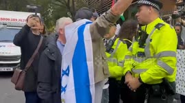 UK: Police remove Pro-Israeli demonstrator at Gaza protest in London
