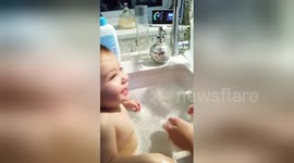 Newsflare Edit - Cutest Infectious baby laugh....!