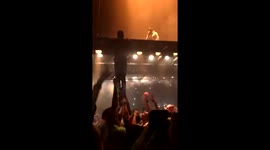 Kanye intervenes as fan tries to climb onto stage