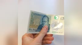 Newsflare Edit - New plastic #fiver crumple test ! #bounceback #fivepoundnote #Churchill @bankofengland #shiny #BOE https://t.co/n7hmyRpNyl