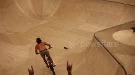 Professional BMX rider continues contest ride after losing shoe