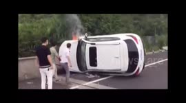 SUV高速侧翻起火 路人英勇砸窗救人