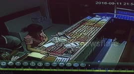 南昌新建区:蒙面劫匪持铁榔头闯金店 5秒钟金店损失30万元金饰品