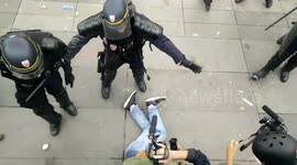 Riot police bludgeon journalists during anti-labour law demonstration