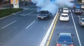 Land Rover 'explodes' on busy Chinese highway
