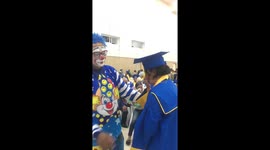 Student becomes emotional when dad attends graduation in clown outfit