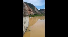 Historic floods caused water to rise 3 meters, forcing many people to climb onto their roofs to wait for rescue