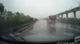 Dashcam captures a close call on a rainy highway in Shanxi, China