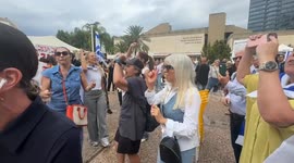 Israel: Israelis gather in Tel Aviv to celebrate ceasefire announcement