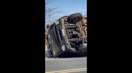 Truck Carrying Onions Overturns on Highway in Bahia (Brazil); Traffic Partially Blocked