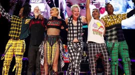 UNCAPTIONED: Gwen Stefani teases No Doubt reunion in Las Vegas