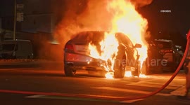 US, Los Angeles: Long Beach Vehicle Fire Nearly Engulfs Other Car