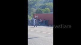 Pakistan: Protest Paralyzes Islamabad and Rawalpindi; People Remove Containers, Reopen Srinagar Highway