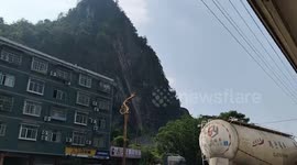 Mountain landslide causes panic in Sichuan, China