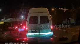 Taxi crashes into stationary car during traffic in Liaoning, China