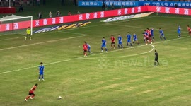 Bicycle kick scores after dramatic free kick in Jiangsu, China
