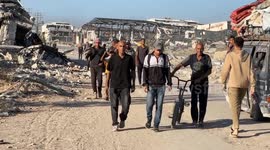 Hundreds of Palestinians returning to areas vacated by Israeli forces in Gaza Strip