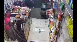 Shocking CCTV: Thief Snatches Woman’s Gold Chain in Pune’s Warje Grocery Shop