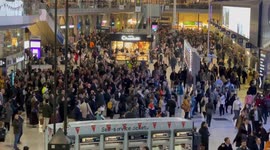 UK: Train services disrupted at Waterloo Station after Clapham Junction incident