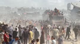 Palestinians flock to aid trucks arriving in Gaza under cease-fire agreement (2)