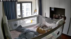 Toddler climbs and escapes from crib in Jiangsu, China