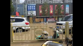Man stays on phone during flood in Henan, China