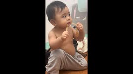 Little boy gets hit in the mouth by rubber band in Guangdong, China