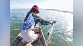 Angler on rowing boat saves drowning bird stuck in net trap