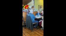 Father defends toddler after diner’s outburst at Denny’s, sparking heated debate over parenting and autism