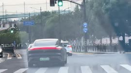 Xiaomi SU7 spotted driving diagonally with misaligned wheels in Shanghai, China