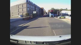 York Taxi Runs Red Lights & Overtakes: Shocking Driver Behavior Caught on Camera!