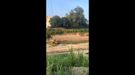Front loader douses flames to save nearby excavator in Guangdong, China