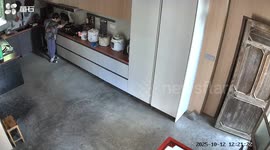 Woman calmly handles sudden kitchen fire in Zhejiang, China