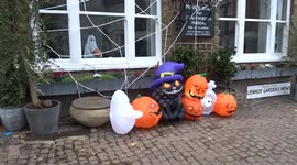 Knightsbridge at Halloween - Lennox Gardens Mews boasts a display of pumpkins